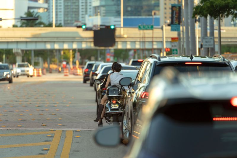 Carros vs. Motos: o debate sobre eficincia no trnsito